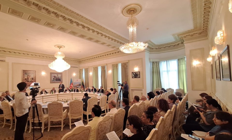 Baku pristatytas B. Sruogos romano „Dievų miško“ vertimas į azerbaidžaniečių kalbą
