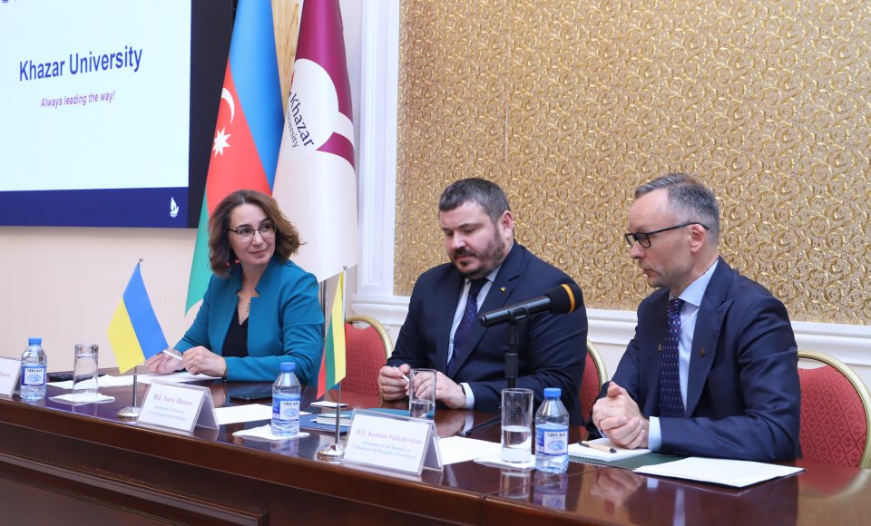 Lietuvos ir Ukrainos ambasadoriai lankėsi Khazar universitete, pristatė lietuvių ir ukrainiečių kalbas