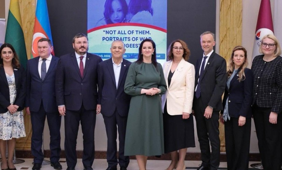 Ministrė pirmininkė Inga Ruginienė atidarė fotografijų parodą apie Ukrainos pabėgėlius ir susitiko su Chazaro universiteto vadovybe